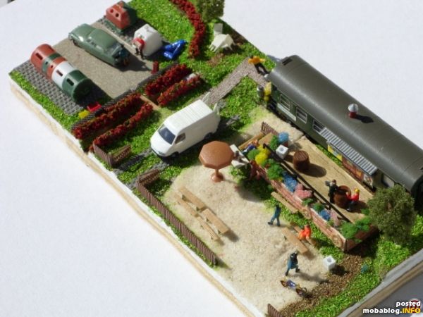 der Biergartenboden besteht aus Sand, den ich aus defekten Sicherungen genommen habe. Vorne ist ein Fahrradständer moderner Bauart zu erkennen (ein Federstahldraht den ich auf einem Uhrmacherschraubendreher gewickelt habe)