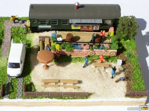 hier noch mal ein Blick auf den Grill und den Biergarten.
Gut war auch das Harrys Kumpel Ede gerade kam als sich das Bierfaß selbstständig machte