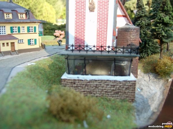 Im Sudhaus staht ein Kessel und ein Mönch begutachtet den Braufortschritt mit einem Arbeiter. Na, denn Prost!