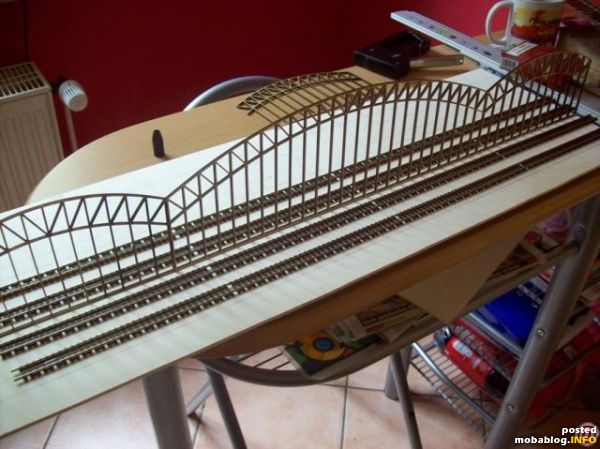 Dies machte ich dann auch mit den weiteren 3 Teilen und konnte so stück für stück mein Werk in der Vollendung bestaunen.
Zwischen dem Gleis und dem Brückenbogen habe ich ...