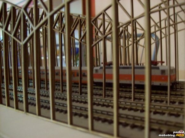 Nach mehrmaligem Betrachten meiner Brücke fand ich das noch irgend etwas fehlen würde.
Also ging ich in den Keller und suchte nach ein paar Signalen die ich auch relativ schnell ...