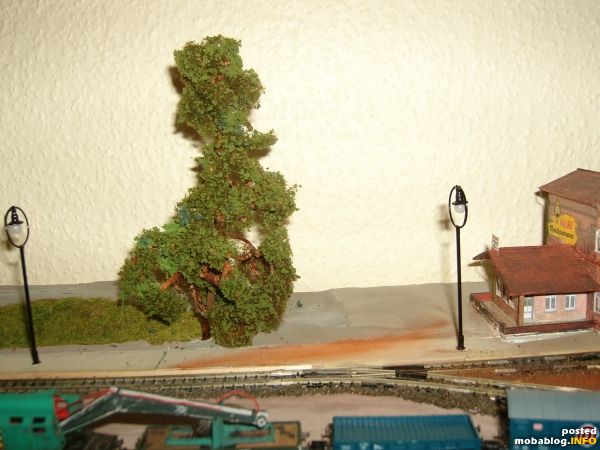 der gro�e Baum am Bahnhof