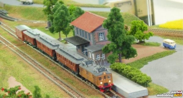 Personenzug mit SJ Ds Ellok mit Holzgehäuse in dem kleinem Bahnhof in der Kehrschleife.