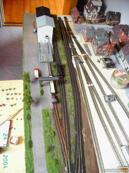Die Bahnhofseinfahrt. Daran wird ein mobiler Schattenbahnhof anschließen.