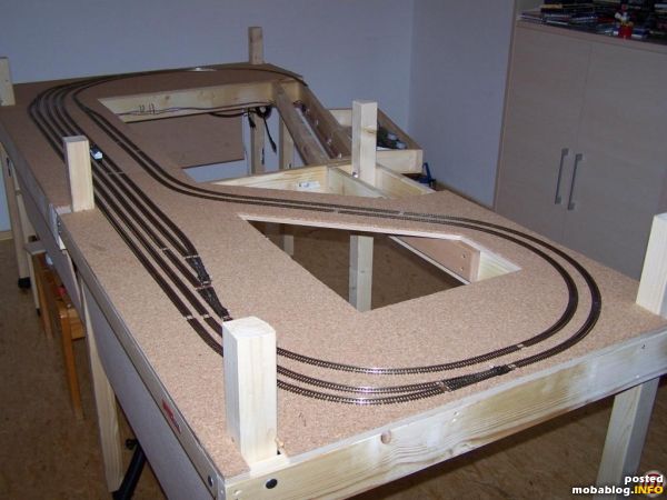 Der Gleisbau im SBHF ist nun abgeschlossen. Sehen richtig gut aus, die Peco Code 55 Gleise...im Vergleich zu den Minitrixgleisen bei der anderen Anlage :-)