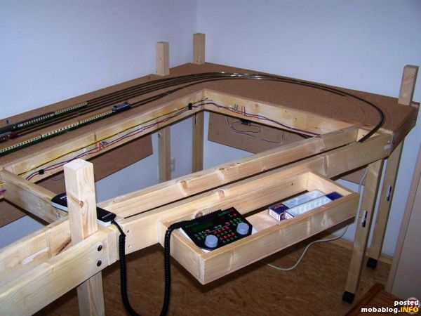 Hier meine "Steuereinheit" mittels Intellibox. Und die ersten Züge stehen und fahren auch schon mal Probe.