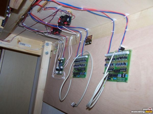 Die Decoder und Rückmelder sind an einer "beweglichen" Rückwand befestigt. Wenn im SBHF mal alles fertig ist, werden die Sachen einfach nach oben geklappt und sind somit ganz gut geschütz. ...