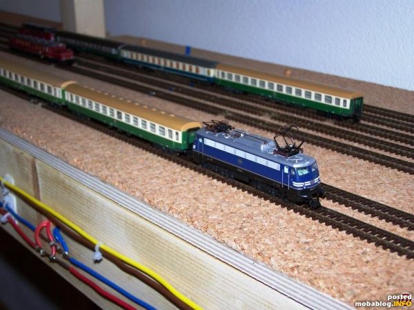 Und hier noch mal ne Stellprobe. Eine E10 von Hobbytrain und Halberstädter von Arnold.