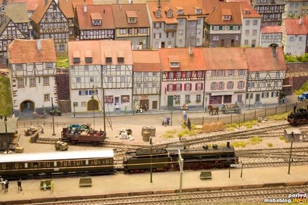 Ein Stück der Bahnhofsstraße, alle Häuser in der vorderen Häuserzeile sind Resin-Bausätze von Langmesser. Das Dach des Pulverturm" ganz links vorne besteht aus Kartonschindeln, die Reihe für Reihe einzeln auf ...