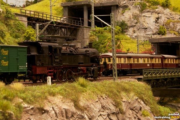Zugbegegnung auf der unteren Paradestrecke: ET65 kommt aus dem Schattenbahnhof, in den die 93 mit dem "Persil"-Ganzzug gleich einfahren wird.