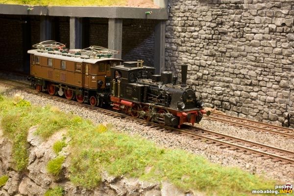 Da die Oberleitung noch fehlt, muß die arme kleine 89 die E32 schleppen...