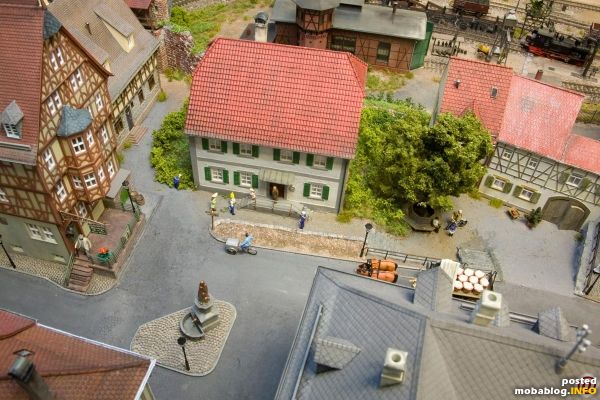 Idylle an der (erst vor wenigen Jahren erbauten) Schule...