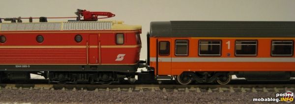 Hier zum Vergleich. Die Loks sind beider dunkler, als die Wagen