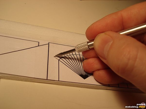 Zunächst werden die Umrisse des Durchlasses mitsamt dem Gewölbemauerwerk am Computer bearbeitet und ausgedruckt. Diesen Ausdruck klebt man mit Tesafilm auf das Material. Dann werden die Umrisse der Steine durch ...