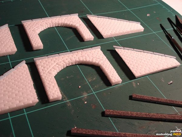 Zu guter letzt habe ich Faller-Simssteine aus einem ähnlichen Material entsprechend zugeschnitten, geprägt und mittels Styroporkleber aufgeklebt.