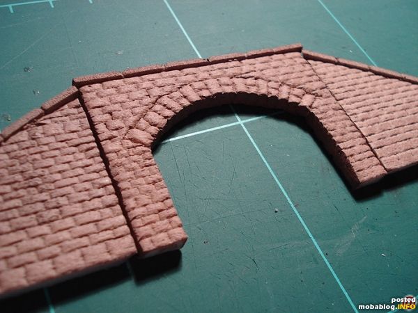 Jetzt werden die Mauern mit heller rötlichbrauner Acrylfarbe satt gestrichen.