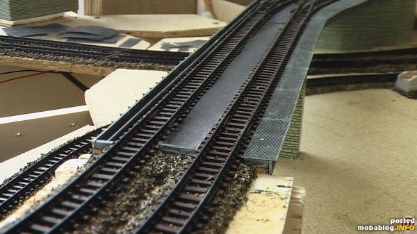 Zwischenstand: Auf der Brücke links ein rundes Profil. Rechts ein fertiger Abschnitt.