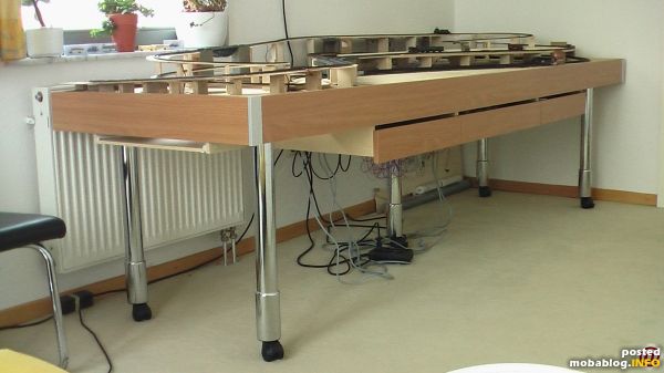 Ein bildlicher Sprung nach Januar 2010: Die Anlage in ganzer Ausdehnung. Die Schubladen sind fertig. Rechts an der Längsseite drei Schubladen, je eine für Trafos, Gleisbildstellpult und Wagenpark. Links an ...