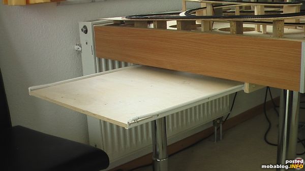 Der oben erwähnte Ausziehtisch.