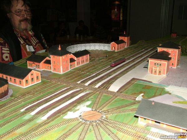 Foto 1: Im Uhrzeigersinn: Links ein kleines Stück der hölzernen Torfremise zu sehe, dann die Wagenhalle die durch Querverschiebung der Wagen erreicht wurde. Dann Ernst. Dann Rundlokschuppen mit Werkstatt- und ...