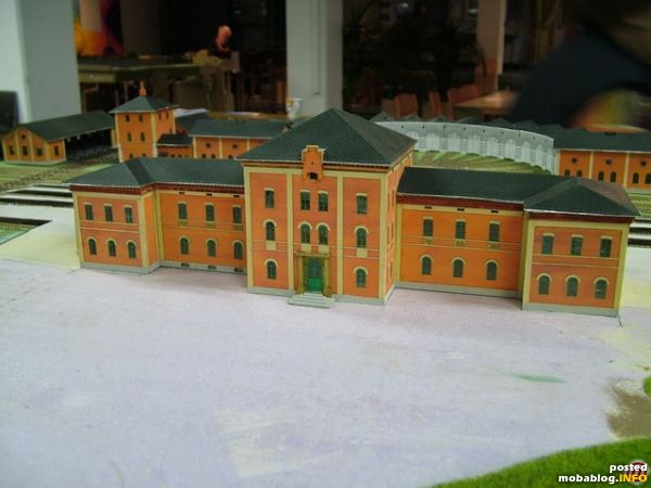 Foto 4: Empfangsgebäude Strassenseite
