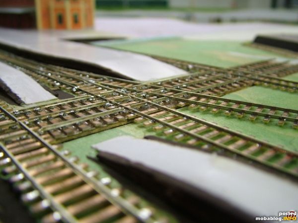 Foto 6: Detail Gleisbau, zur Querverschiebung der Wagen im Bahnhof


noch mehr Bilder der Module von anderen fotografiert, viel weiteres ist zu erkennen, sind hier in den Bildberichten zum Rosenheim-Treffen zu ...