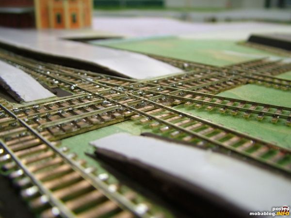 Foto 6: Detail Gleisbau, zur Querverschiebung der Wagen im Bahnhof
noch mehr Bilder der Module von anderen fotografiert, viel weiteres ist zu erkennen, sind hier in den Bildberichten zum Rosenheim-Treffen zu ...