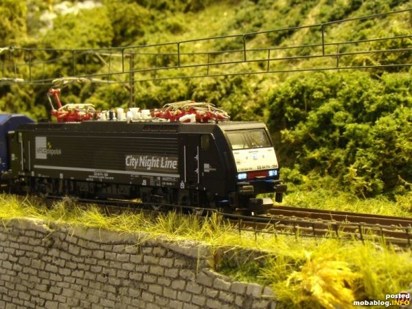 Sein MRCE-Bruder, der 189 von Hobbytrain ist ja nicht schmutzig, aber hat wohl ein neues Transfer von CityNightLine auf den Body......ich habe es doch ein bisschen 'Shitty' gemacht. Ich werde ...