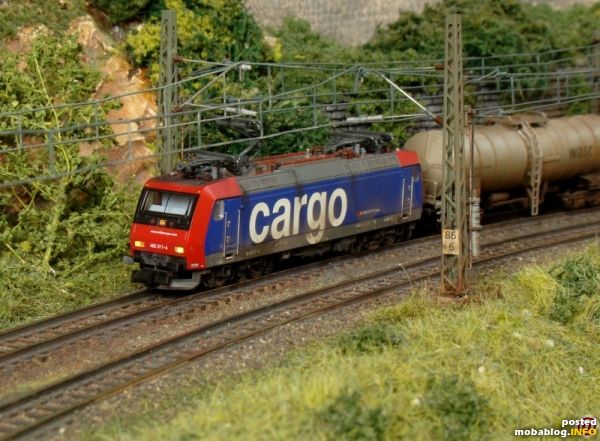 Wieder ein TRAXX. Zwei Bilder von meinem Minitrix Re 482 der SBB Cargo. Mit ebenso schmutzige Kesselzug