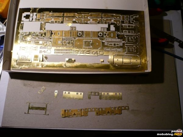 Tief durchatmen .. und los gehts.
Obwohl das Blech so harmlos und einfach aussieht, der Weg bis hierher ist bereits ein steiniger. Mit den Details habe ich meine technischen Möglichkeiten bereits ...