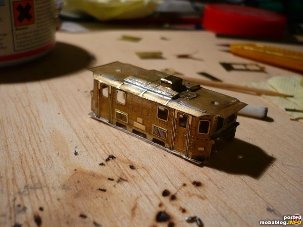 Die erste Nacht ist vorbei: der Mittelteil.
Ausgerechnet jetzt wird der Gasbrenner kaputt! Mit Lötkoben alleine ist das schon ein wenig schwieriger, das Zinn verrinnt nicht so schön. Das muss mit ...