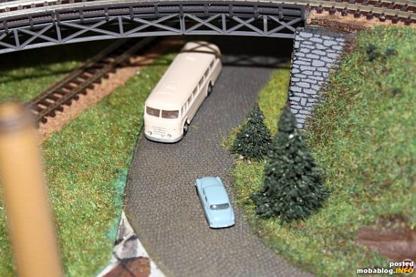 Der H6 Bus fährt gerade zur Maschinenfabrik um die Schichtarbeiter abzuholen.