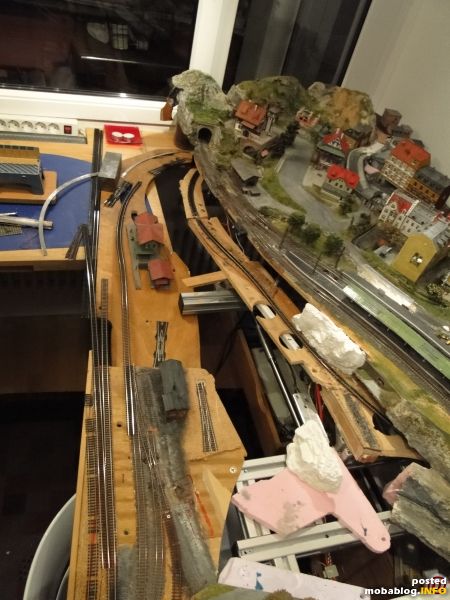 Hier suche ich noch eine Lösung, Bhf. 4-6 gleisig, aber dazwischen noch etwas anderes, dass zum Schrottplatz und Villa passt.