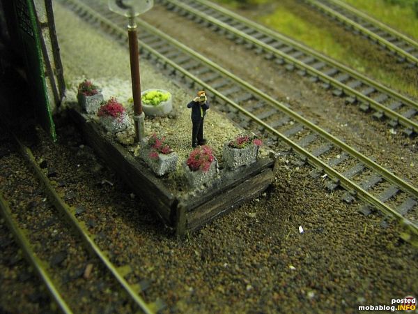 Ein Eisenbahnfreund wartet auf ein lohnendes Fotoobjekt