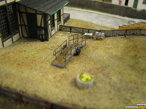 Eine mobile Rampe und Gehwegplatten. Sie wurden auf Paletten gelagert.
So nach und nach soll der Bahnsteig gepflastert werden.