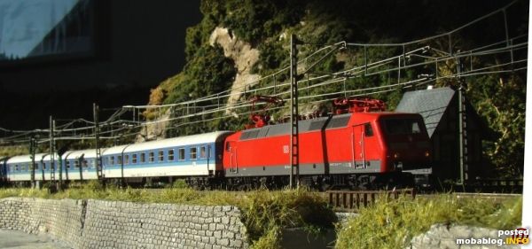 Noch einmal. Er fährt jetzt das Bahnhof ein....und aus!