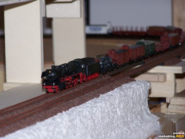 Eine Minitrix BR 41 mit Güterwagen kämpft sich aus dem Schattenbahnhof nach oben....