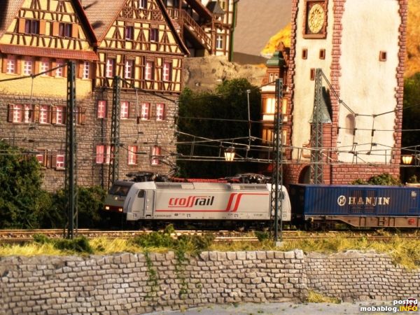 Noch ein neue TRAXX-Familien Mitglied: Crossrail fährt durch Boppard am Rhein mit ein Containerzug.