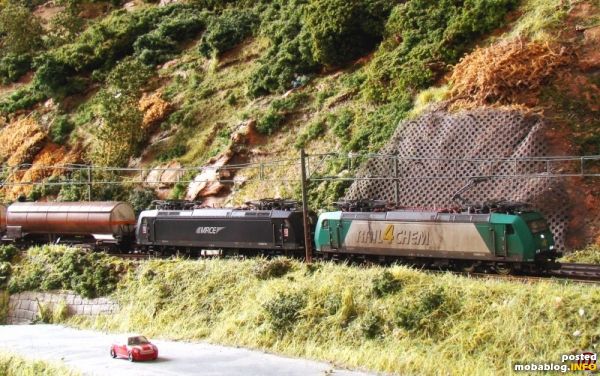 HGK 185 (MRCE) fährt mit, hinten Konkurrent Rail4Chem....