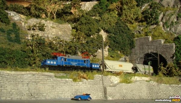 Die Anlage Boppard kennt auch Gäste: MWB 1020 zieht ein Getreide(?)Zug. Der Lok ist von ein Freund meines.