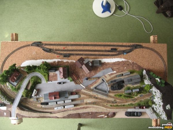Aus der Vogelperspektive. Eine Kulisse schließt später die eigentliche Anlage vor dem "Schattenbahnhof"(!) ab.