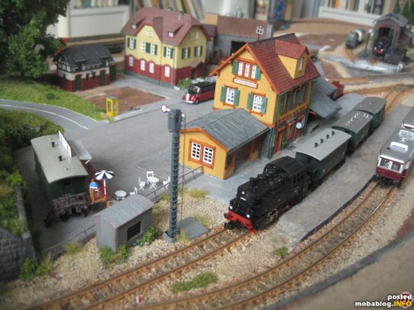 Bahnhof mit Vorplatz; im Hintergrund die Baustelle für den Garten.