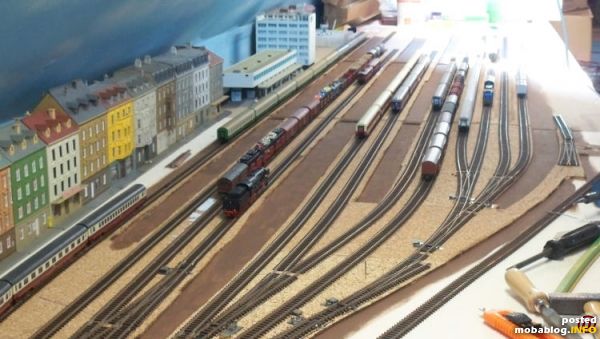 Ansicht der Bahnsteiggleise. Hier soll eine Halle entstehen. Die Gebäude sind nur Stellproben.