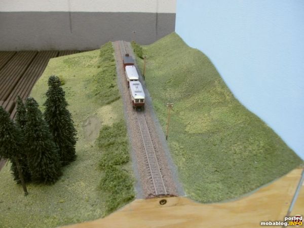 Als zweites habe ich ein Wendemodul gebaut, wobei der enge Bogen durch den Tunnel und die Hintergrundkulisse weggetarnt ist.