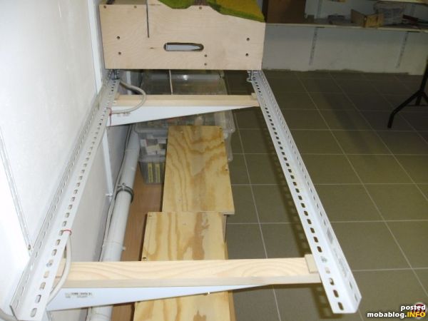 Das nächste Modul wird ein kleiner Durchgangsbahnhof. Die Gleise sind schon verlegt und die Elektrik (analog) ist fertig. Hinter der Kulisse ist noch Platz für einen dreigleisigen Schattenbahnhof, so dass ...