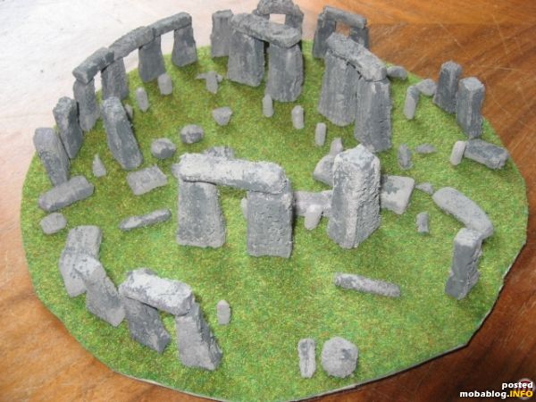 Hallo, liebe Leser,

der erste Eigenbau ist fertig : Stonehenge

Dieses Bild zeigt das fertige Modell