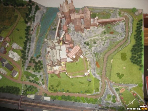 Hogwarts Castle aus der Luft betrachtet (mit neuem Kirchbau)
