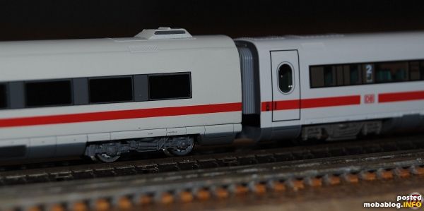 Farbvergleich: Links ICE 3 von Arnold neu, rechts ICE 2 Fleischmann. Farben passen gut. Der alte ICE 3 von Arnold war eher leicht grau und nicht so weiß wie die ...