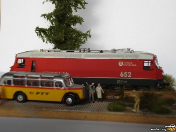 ...aber die jungste RhB-lok ist eigenlich zu groß vor das micro diorama, aber es war ein schones kontrast zum älteste lok der RhB.