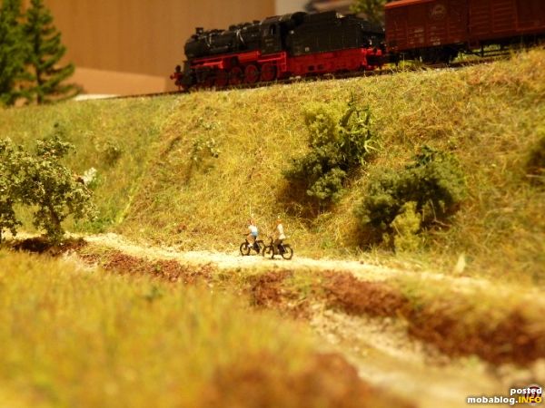 Zwei Radfahrer am Bahndamm